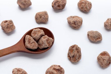 Kurutulmuş tuzlu Çin eriği beyaz arka planda izole edilmiş.