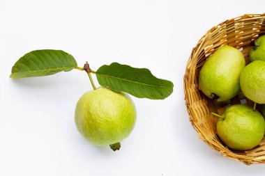 Beyaz arkaplanda taze guava.