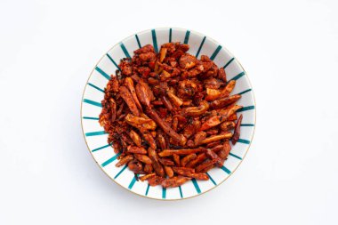 Kızarmış Chili, beyaz arka planda baharatlı aperatif.