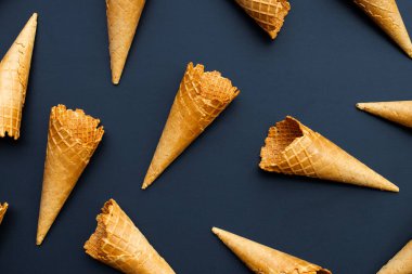 Koyu arkaplanda boş dondurma külahı.