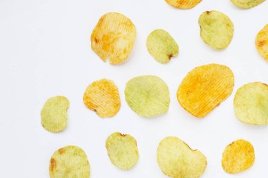 Beyaz arkaplanda patates cipsi.