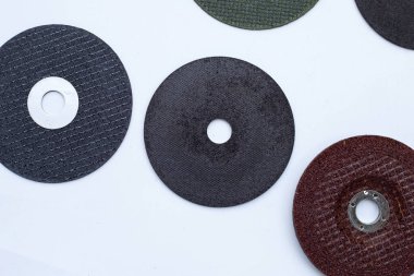 Beyaz arka grubundaki zımparalama diskleri, açılı öğütücü aracı