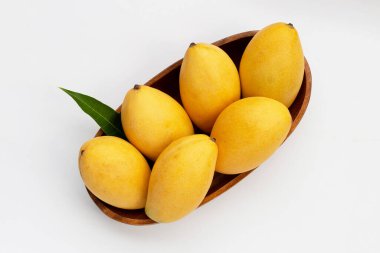 Tropik meyve, beyaz arka planda mango..