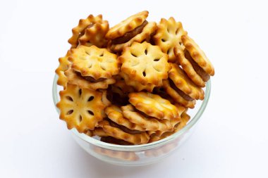 Beyaz arkaplanda izole edilmiş ananas bisküvileri.