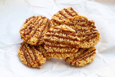 Beyaz hindistancevizi palmiye şekerli pirinç krakeri.