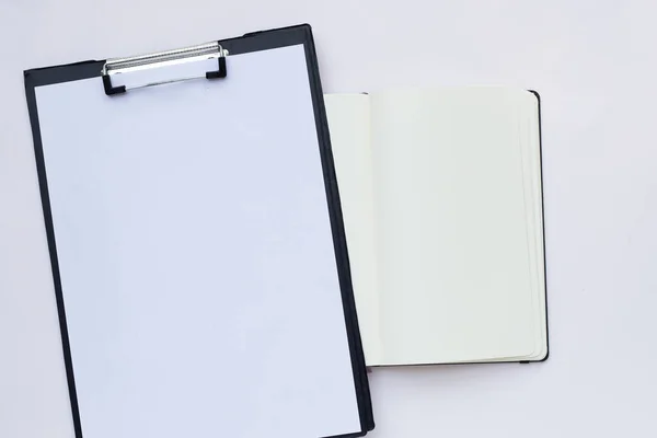 Papel Branco Área Transferência Preta Com Notebook — Fotografia de Stock