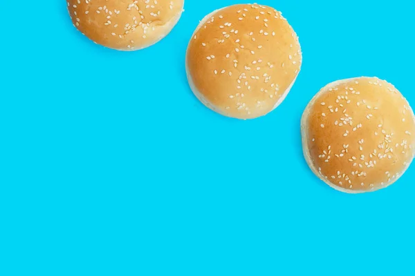 Petits Pains Hamburger Sésame Sur Fond Bleu — Photo