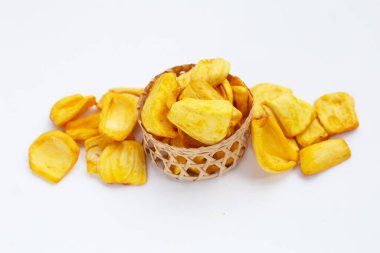 Beyaz arkaplanda Jackfruit cipsi