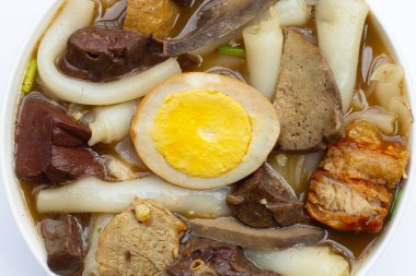 Çin usulü haşlanmış makarna ve domuz çorbası.