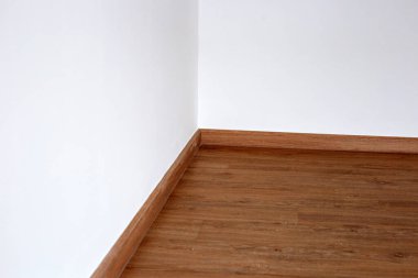 Ahşap zemini boş beyaz duvarla kaplayın.