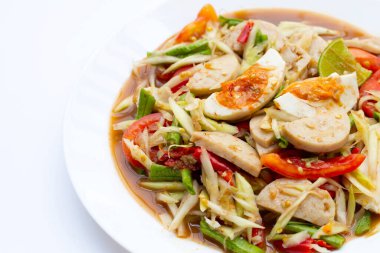 Baharatlı papaya salatası, tuzlu yumurta ve Vietnam domuzu sosisi.