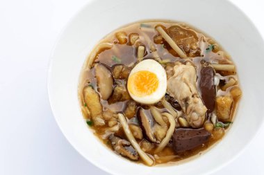 Beyaz arka planda balık çorbası.