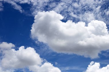 Beyaz bulutlu mavi gökyüzü