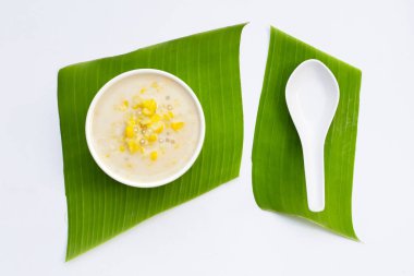 Tatlı hindistan cevizi sütlü sago ile tatlı mısır