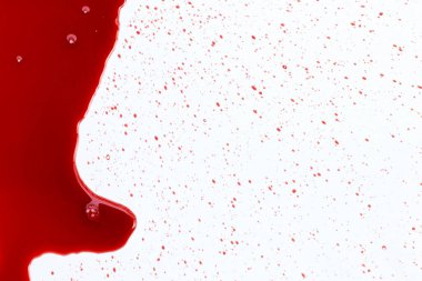 beyaz zemin üzerinde kan damlaları.