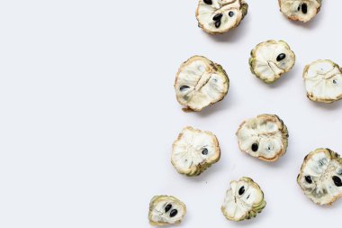 Beyaz arkaplanda krema elması.