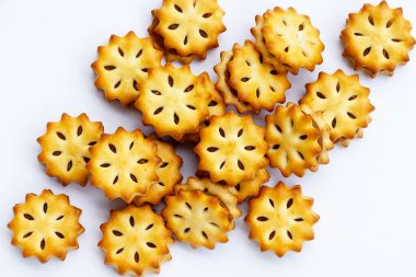 Beyaz arkaplanda izole edilmiş ananas bisküvileri.