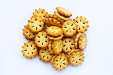 Beyaz arkaplanda izole edilmiş ananas bisküvileri.