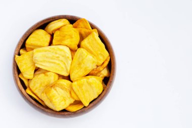 Beyaz arkaplanda Jackfruit cipsi