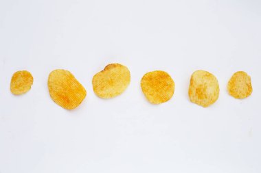 Beyaz arkaplanda patates cipsi.