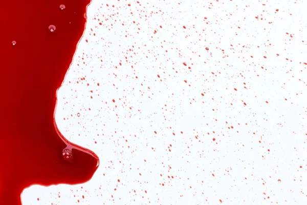 白い背景上の血の滴 — ストック写真
