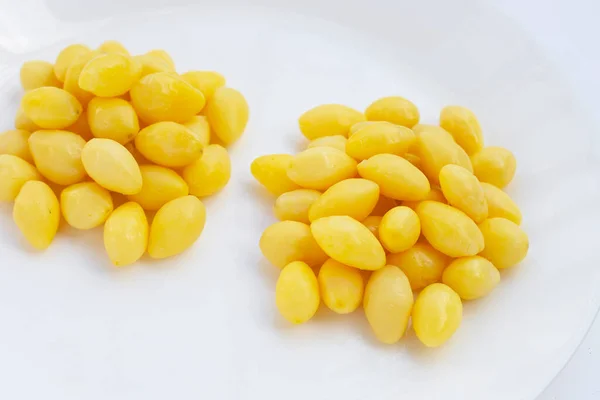 Gekochte Ginkgo Nüsse Auf Weißem Hintergrund — Stockfoto