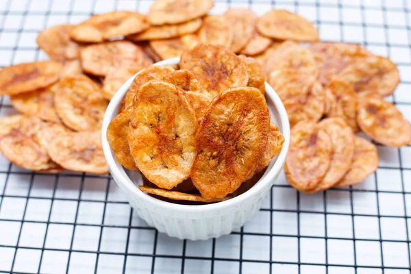 Beyaz arkaplanda muz cipsi