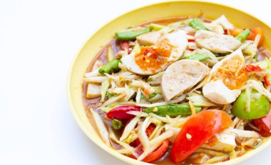 Baharatlı papaya salatası, tuzlu yumurta ve Vietnam domuzu sosisi.