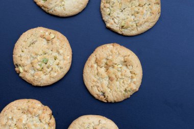 Fıstıklı ve bademli kurabiyeler koyu arkaplanda.