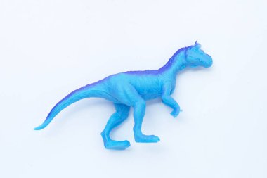 Beyaz arka planda plastik dinozor oyuncağı. Üst görünüm
