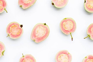 Beyaz arkaplanda taze pembe guava.