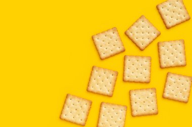 Sarı arka planda kuru kraker kurabiyeleri.
