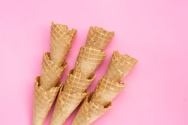 Pembe arka planda boş dondurma külahı.