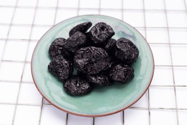 Beyaz arkaplanda kuru erik