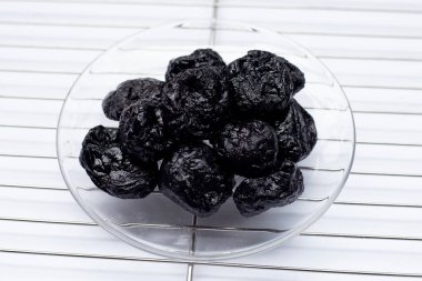 Beyaz arkaplanda kuru erik