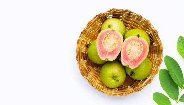 Beyaz arkaplanda taze pembe guava.