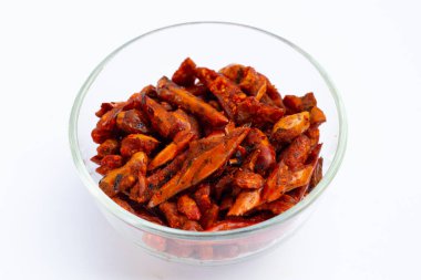 Kızarmış Chili, beyaz arka planda baharatlı aperatif.