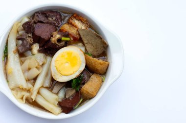 Çin usulü haşlanmış makarna ve domuz çorbası.