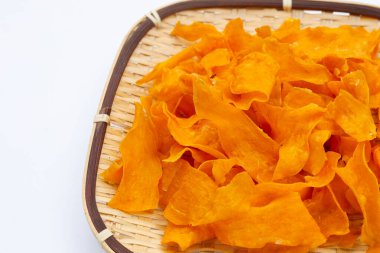 흰색 바탕에 달콤한 감자 칩.