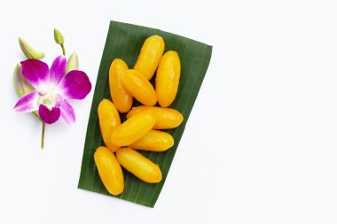 Mung fasulye ezmesi yumurta sarısı ve şekerden oluşur. Tayland Tatlısı