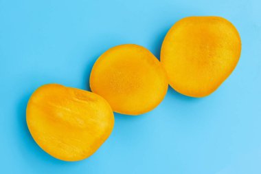 Tropik meyve, mavi arka planda mango. Üst görünüm