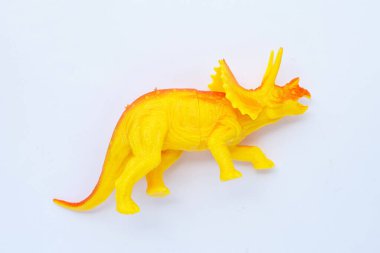 Beyaz arka planda plastik dinozor oyuncağı. Üst görünüm
