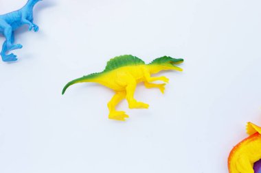 Beyaz arka planda plastik dinozor oyuncakları. Üst görünüm