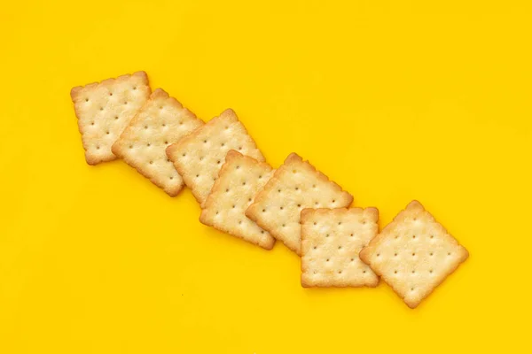 Biscoitos Cracker Seco Fundo Amarelo — Fotografia de Stock