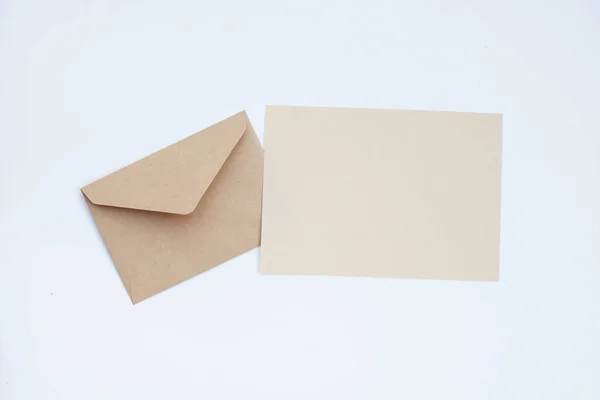 Papel Castanho Envelopes Sobre Fundo Branco — Fotografia de Stock