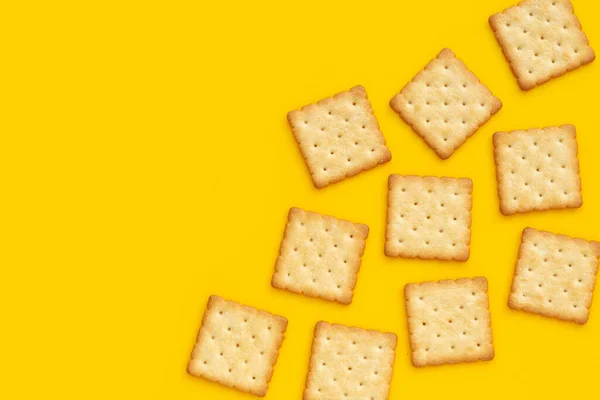 Biscoitos Cracker Seco Fundo Amarelo — Fotografia de Stock