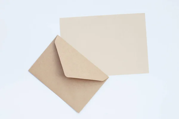 Papel Castanho Envelopes Sobre Fundo Branco — Fotografia de Stock