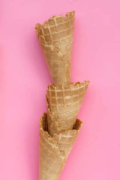 Κενό Παγωτό Χωνάκι Ροζ Φόντο — Φωτογραφία Αρχείου