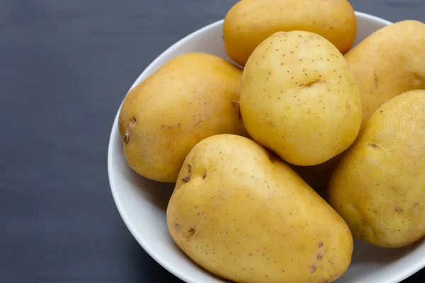 Rohe Kartoffeln Isoliert Auf Dunklem Hintergrund — Stockfoto