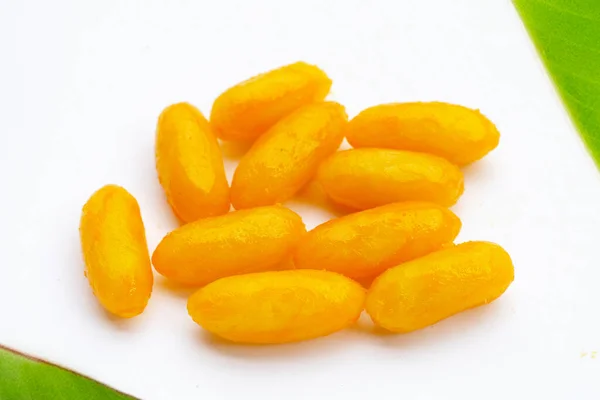 绿豆糊形成于蛋黄和糖中 泰国甜点 — 图库照片